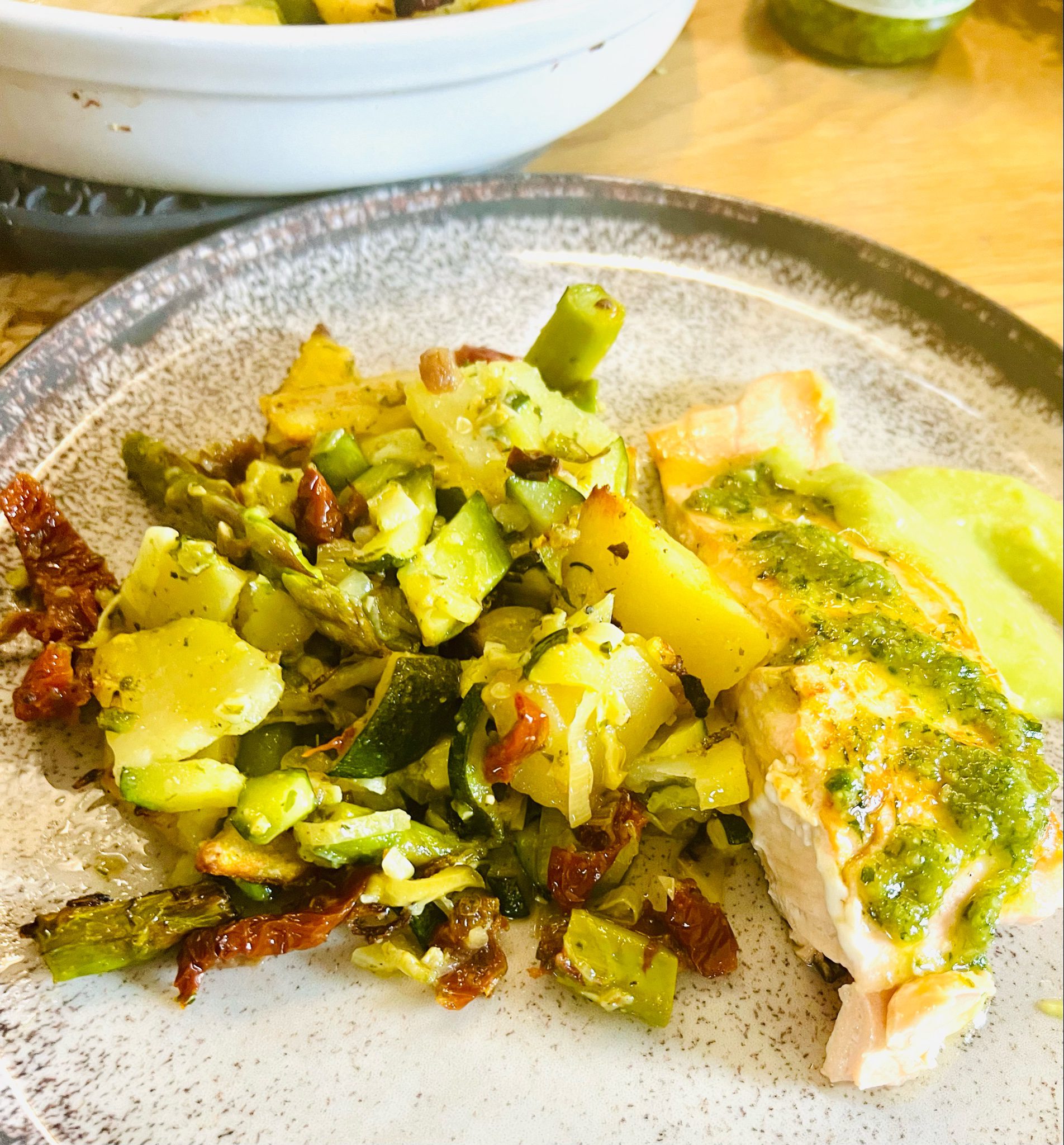 Gemüseplatte mit Lachs auf der Stoneware